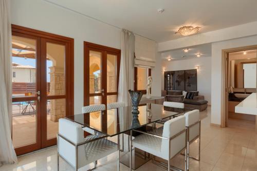 Villa In Kouklia Sleeps 4 Includes Swimming Pool And Air Con 2