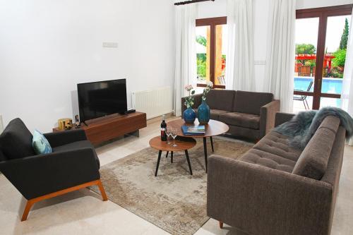 Villa In Kouklia Sleeps 6 Includes Swimming Pool And Air Con 9