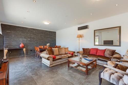 Villa In Kouklia Sleeps 10 Includes Swimming Pool And Air Con 3