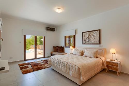 Villa In Kouklia Sleeps 10 Includes Swimming Pool And Air Con 3