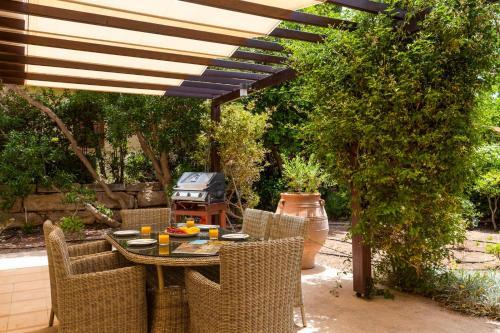 Villa In Kouklia Sleeps 4 Includes Swimming Pool And Air Con 5