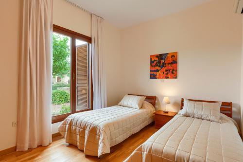 Villa In Kouklia Sleeps 4 Includes Swimming Pool And Air Con 5