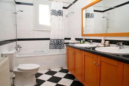 Villa In Kouklia Sleeps 10 Includes Swimming Pool And Air Con 8