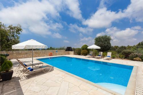 Villa In Kouklia Sleeps 6 Includes Swimming Pool And Air Con 3 8