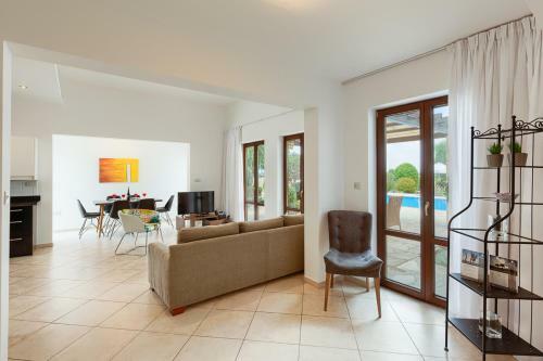 Villa In Kouklia Sleeps 6 Includes Swimming Pool And Air Con 3 8