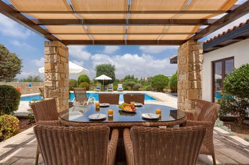 Villa In Kouklia Sleeps 6 Includes Swimming Pool And Air Con 3 8