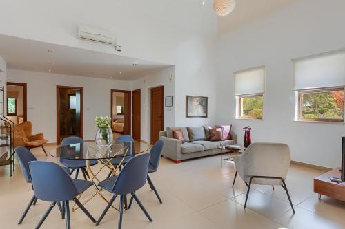 Villa In Kouklia Sleeps 6 Includes Swimming Pool And Air Con 2