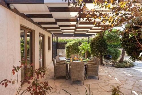 Villa In Kouklia Sleeps 6 Includes Swimming Pool And Air Con 2