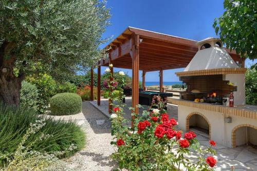 Latchi Villa Sleeps 4 With Pool Air Con And Wifi