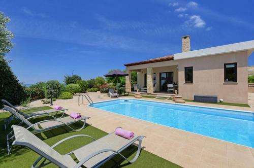 Latchi Villa Sleeps 4 With Pool Air Con And Wifi