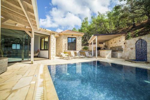 Pachyammos Villa Sleeps 8 With Pool And Air Con