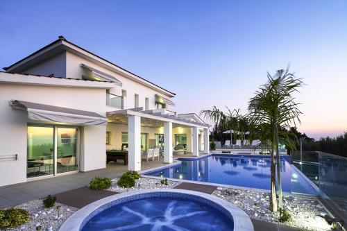 Pegeia Villa Sleeps 10 With Pool And Air Con