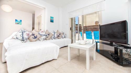 Paralimni Villa Sleeps 6 With Pool And Air Con