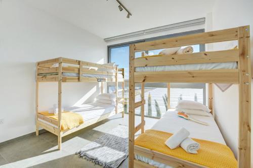 Paralimni Villa Sleeps 8 With Pool And Air Con