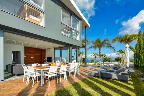 Paralimni Villa Sleeps 8 With Pool And Air Con