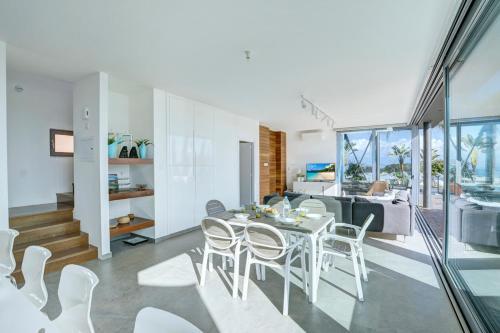 Paralimni Villa Sleeps 8 With Pool And Air Con