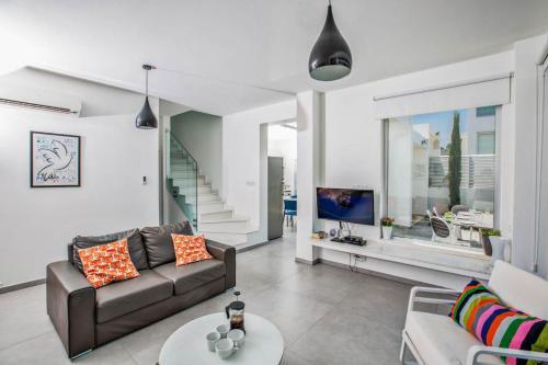 Villa In Protaras Sleeps 10 Includes Swimming Pool And Air Con 9