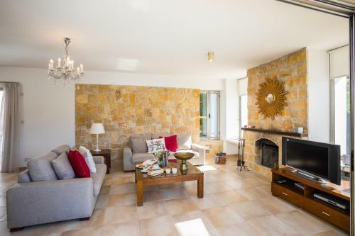 Villa In Giolou Sleeps 6 With Pool And Air Con