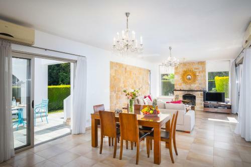 Villa In Giolou Sleeps 6 With Pool And Air Con