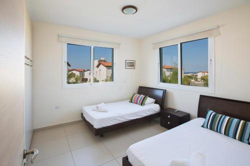 Villa In Protaras Sleeps 8 Includes Swimming Pool And Air Con 0 4