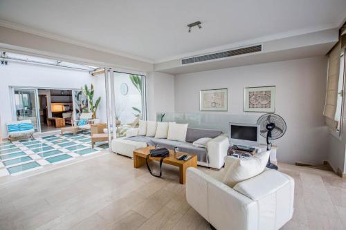 Villa In Protaras Sleeps 10 Includes Swimming Pool And Air Con 7 6