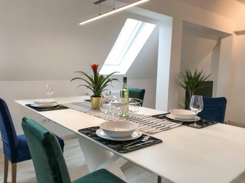 Apartamento Bright - Super Spacious - King Bed, Kitchen, Free Parking