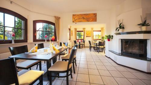 Hostal Lokal Genial Pension & Restaurant