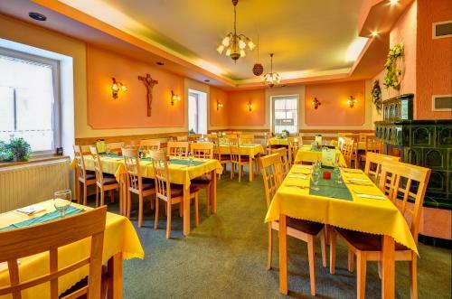Hostal Hostinec A Penzion U Sv. Mikul�?e