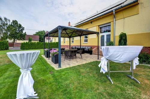Hostal Hostinec A Penzion U Sv. Mikul�?e