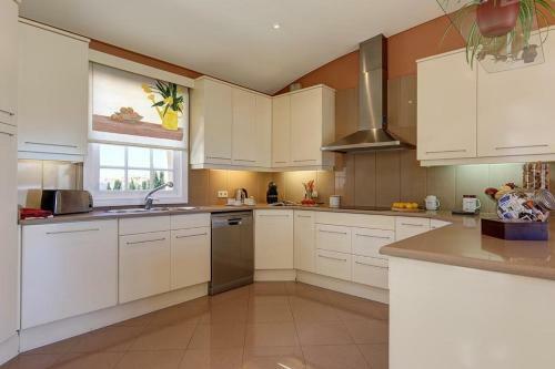 Alaior Villa Sleeps 8 With Pool Air Con And Wifi