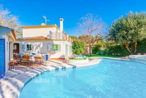 Calpe Villa Sleeps 8 With Pool Air Con And Wifi