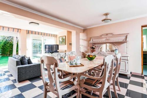 Calpe Villa Sleeps 8 With Pool Air Con And Wifi