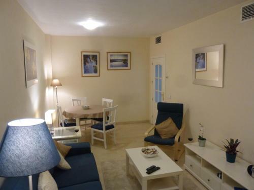 Modern 2 Bed / 2 Bath Apartment Ideally Located By Beach & Marina