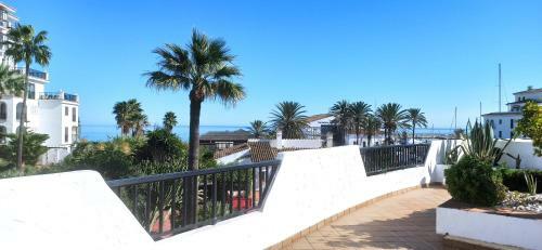 Modern 2 Bed / 2 Bath Apartment Ideally Located By Beach & Marina