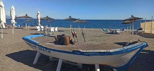 Modern 2 Bed / 2 Bath Apartment Ideally Located By Beach & Marina
