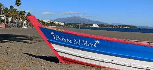 Modern 2 Bed / 2 Bath Apartment Ideally Located By Beach & Marina