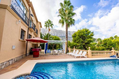 Real Villa Sleeps 6 With Pool Air Con And Wifi
