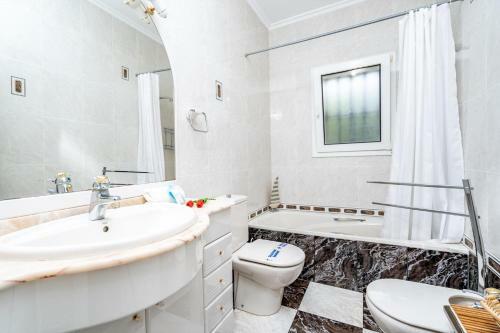 Real Villa Sleeps 6 With Pool Air Con And Wifi