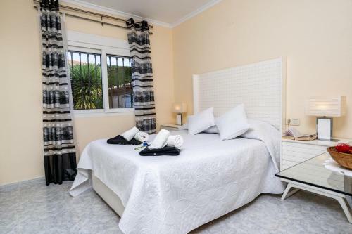 Real Villa Sleeps 10 With Pool Air Con And Wifi