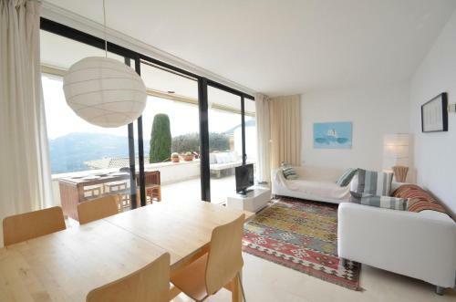 Fornells de La Selva Apartment Sleeps 4 With Pool