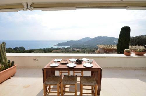 Fornells de La Selva Apartment Sleeps 4 With Pool