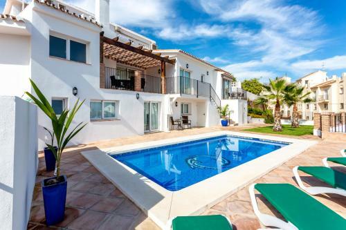 Fuengirola Apartment Sleeps 4 With Pool And Air Con