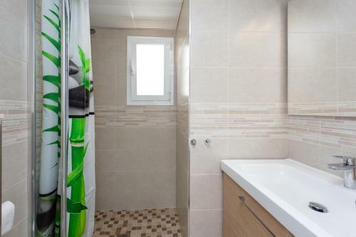 Fuengirola Apartment Sleeps 7 With Pool And Air Con