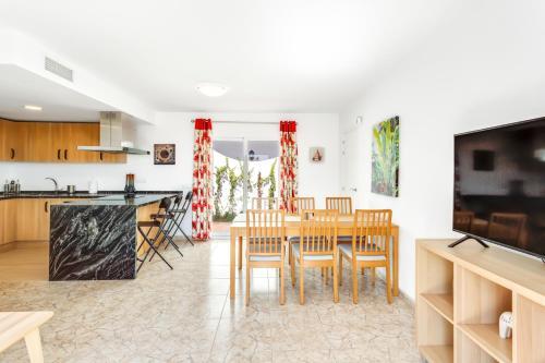 Fuengirola Apartment Sleeps 7 With Pool And Air Con