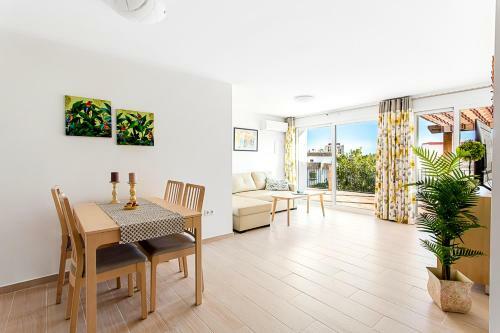 Fuengirola Apartment Sleeps 5 With Pool And Air Con