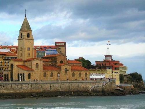 Charming Apartment In Gij�n Near Seabeach