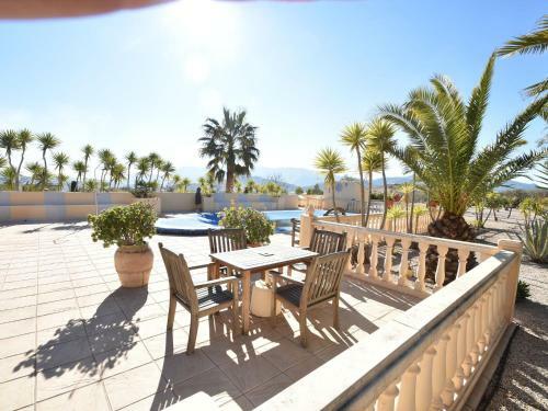 Comfortable Holiday Home With Swimming Pool In Valencia