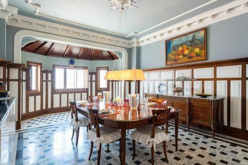Amplia Villa de Lujo Con Piscina Climatizada