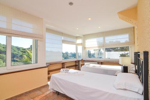 Lloret De Mar Villa Sleeps 15 Pool