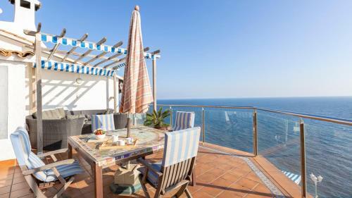 Lloret de Mar Villa Sleeps 8 With Pool And Air Con